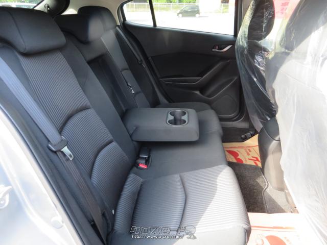 運転席リアシート、アームレスト付き、ドリンクホルダー×2 マツダ アクセラスポーツ