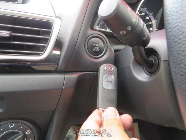 ナビの右下には、エンジン・プッシュスタート、スマートキー×2 マツダ アクセラスポーツ