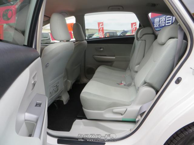 助手席後ろリアシート、シートは前に倒せば大きな荷物も載ります、全席抗菌・消臭クリーニング仕上げ。 トヨタ プリウスα