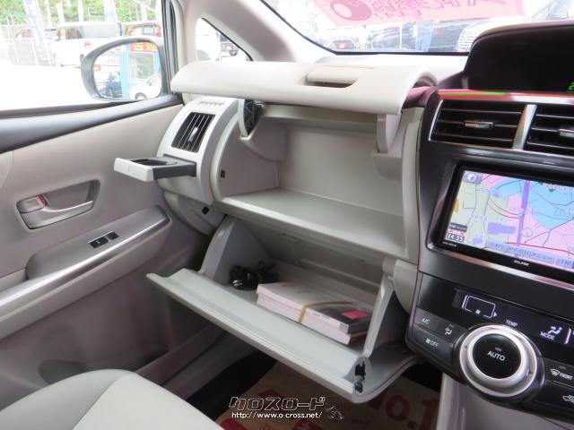 助手席前の収納も豊富。 トヨタ プリウスα