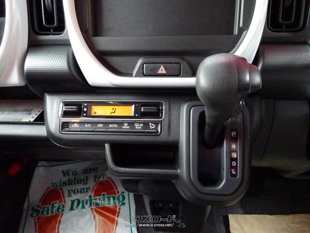 オーディオ下には、操作性・見た目もGOOD!なオートエアコン、ハンドルの位置に近く便利なインパネATシフトです。 スズキ ハスラー