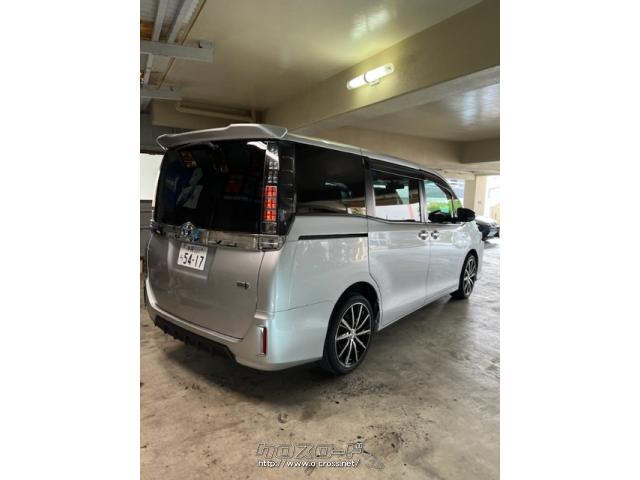 リア廻りも奇麗ですが荷物の出し入れでついた小傷程度は御座います。 トヨタ ヴォクシー