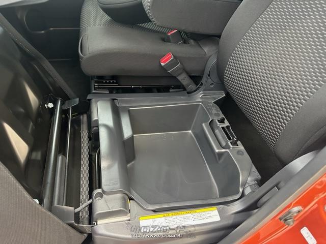 助手席のシートを開ければ靴などを入れることが可能 ダイハツ ウェイク