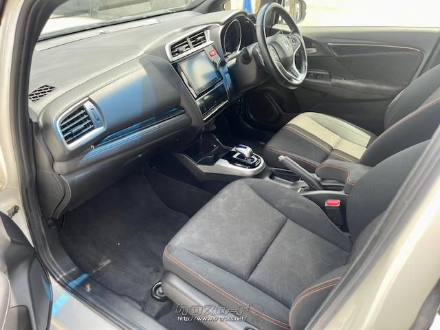 未来的で運転に集中できるコックピット空間や開放的な助手席 ホンダ フィットハイブリッド