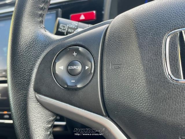 ステアリングスイッチは音量など調整可能。 ホンダ フィットハイブリッド