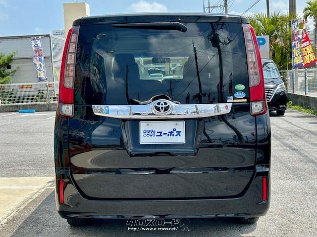 サイドビューは3列目シートまで吹き抜ける大きなグラスエリアと、前方から低く後方に向けてせり上がる躍動的なベルトラインにより、見晴らしの良いキャビンの圧倒的な開放感とボディの力強さを両立。 トヨタ ノア