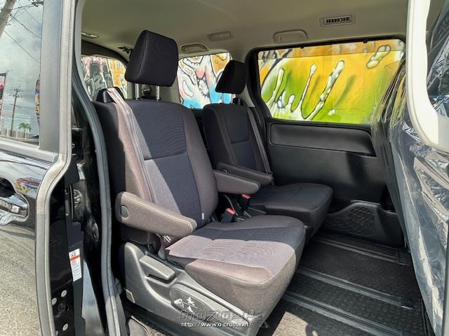 7人乗り仕様車には、2列目にクラス初となる超ロングスライドのキャプテンシートを採用。 トヨタ ノア