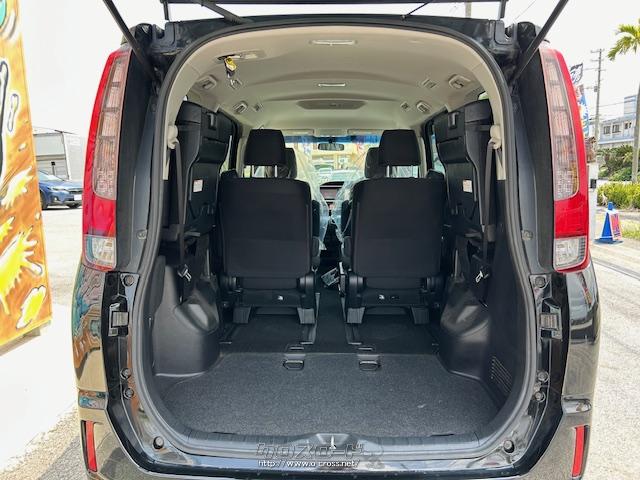 三列目はワンタッチで跳ね上げやロックもできるため、女性でも楽々シート調整できるのも特徴です。 トヨタ ノア