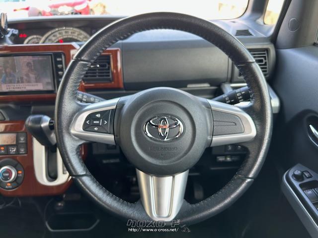 程よい太さの革巻きステアリング。 トヨタ ピクシスメガ