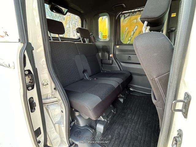 後部座席は足元、頭上とも広く快適です。 トヨタ ピクシスメガ