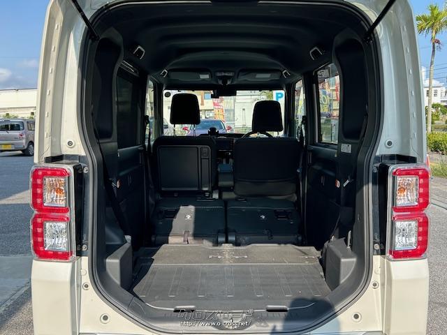 後部座席を倒すと更に広いスペースがうまれます。 トヨタ ピクシスメガ