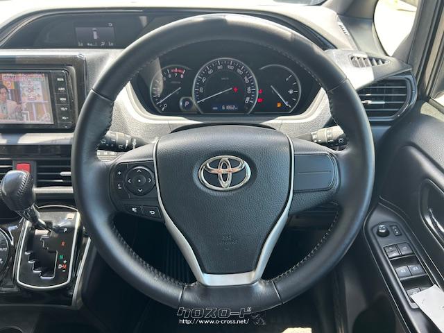 インストルメントパネルからドアトリムにかけて合成皮革をあしらい、金属調加飾やステッチを採用。 トヨタ エスクァイア