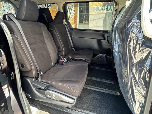 車内高も高く、小さなお子さんであれば立って着替えることもできるほどの広々とした室内空間が魅力です。 トヨタ エスクァイア