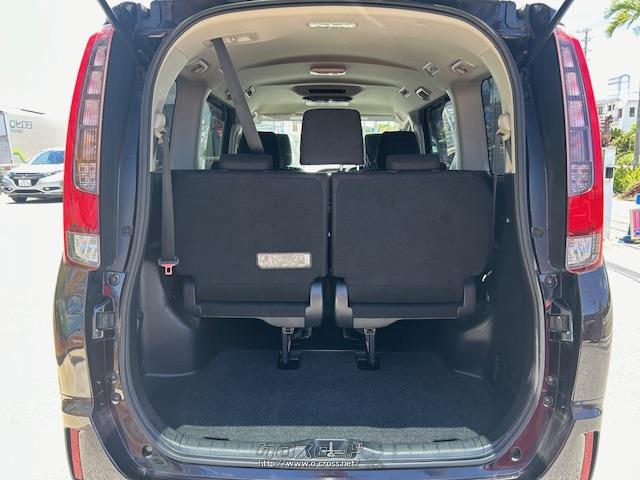 バッテリーはフロントシート下に配置することで、ゆったりくつろげる居住空間や大容量の荷室、優れた使い勝手を確保。 トヨタ エスクァイア