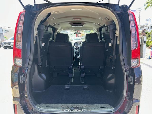 3列目はワンタッチで跳ね上げやロックもできるため、女性でも楽々シート調整できるのも特徴です。 トヨタ エスクァイア