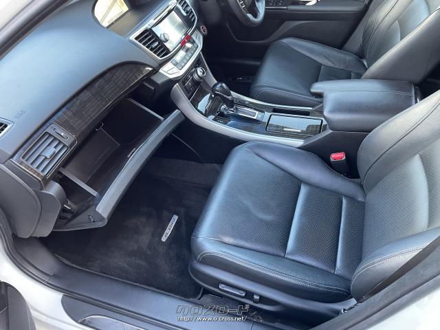 収納スペースも多数ございます ホンダ アコードハイブリッド