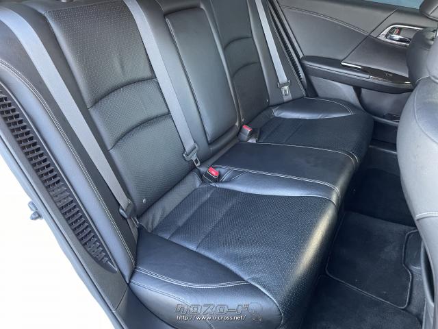 後部座席は足元、頭上とも広く快適です。 ホンダ アコードハイブリッド