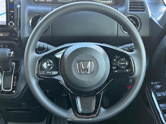 シートアクセントは内装全体の色調を揃え、上質で硬派な印象へと進化させた。 ホンダ N-BOX