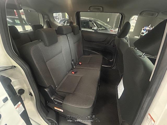 後部座席は足元、頭上とも広く快適です。 トヨタ シエンタ