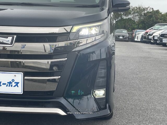 LEDヘッドランプと面発光のLEDクリアランスランプを採用。 トヨタ ノア