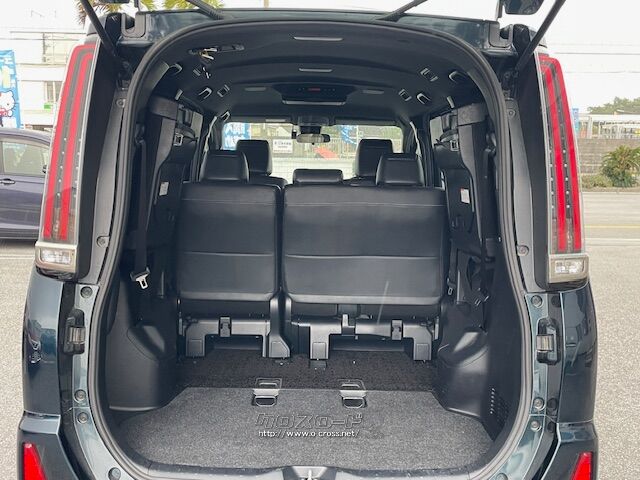 3列目シートを倒して広々荷台スペースへ。 トヨタ ノア