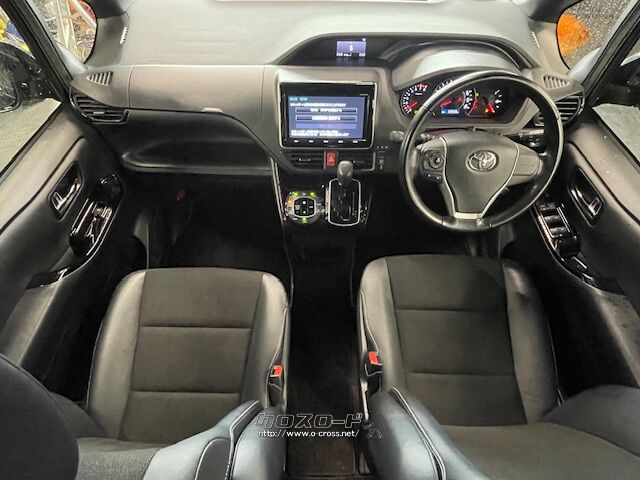 インテリアでは、天井までブラックで統一した室内にピアノブラック塗装をあしらった。 トヨタ ノア