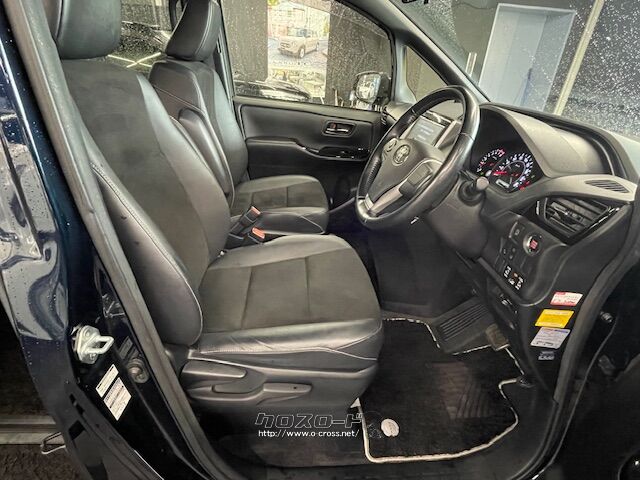 ホワイトステッチを施した専用シート表皮を特別装備 トヨタ ノア