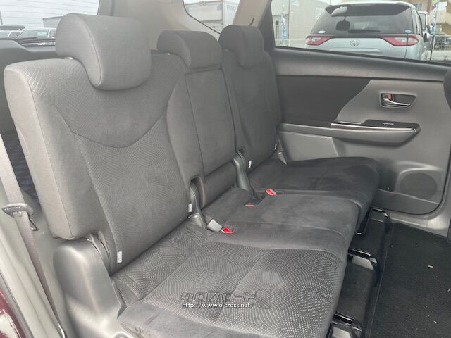 後部座席も広々座れます。 トヨタ プリウスα