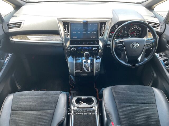 アイポイントが高く周りが見やすい設計になっております。 トヨタ アルファード