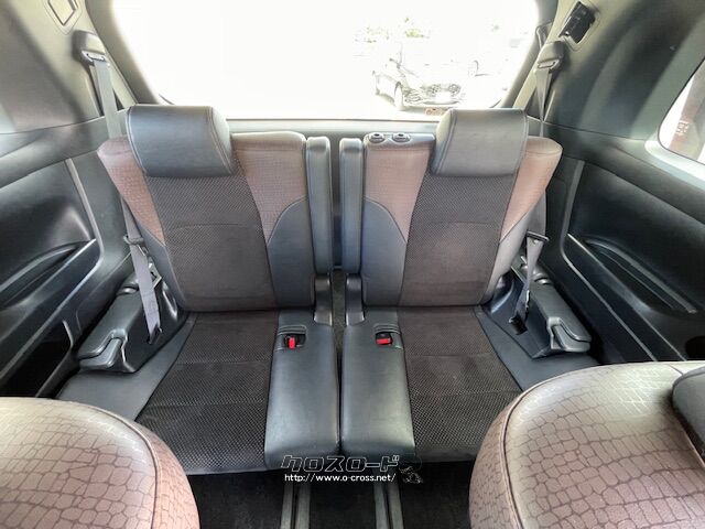 3列目はベンチシートなので、最大三名まで座れます。 トヨタ アルファード