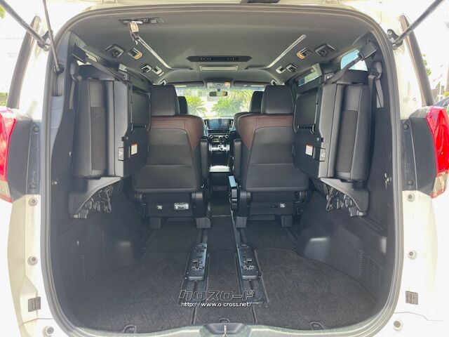 3列目を上げると更に広いスペースがうまれます。 トヨタ アルファード