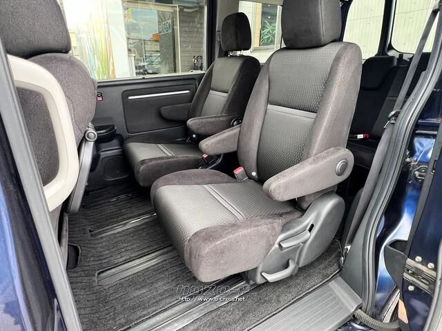 シートを倒すなどの操作をせずに移動できるため、複数人での移動に便利です。 ホンダ ステップワゴン