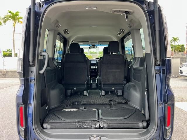 後部座席を倒すと更に広いスペースがうまれます。 ホンダ ステップワゴン