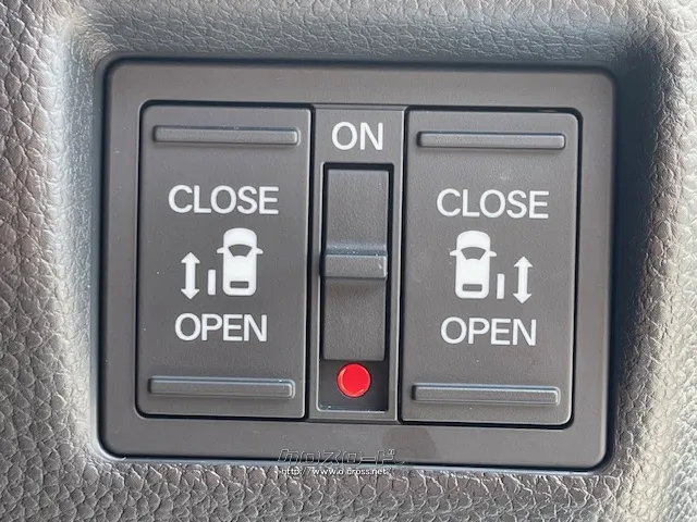 両側電動スライドドア装備!運転席よりボタン一つで開閉可能でございます。 ホンダ N-BOX