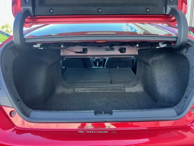 後部座席を倒すと更に広いスペースを作り出すことができます。 ホンダ シビックセダン