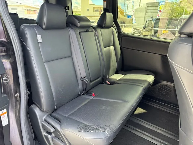 二列目はベンチシートになっている為、体が大きな方でもゆったり座れます。 トヨタ エスクァイア