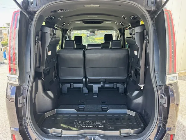 後部座席を倒すと更に広いスペースがうまれます。 トヨタ エスクァイア