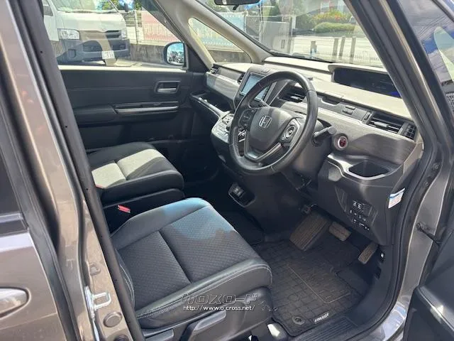 デジタル柄を採用することで、アウトドアの非日常感を表現した ホンダ フリード+