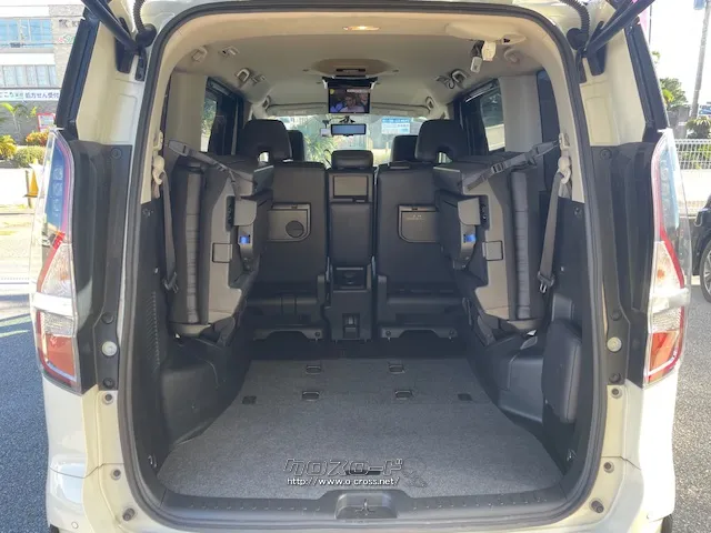 後部座席を倒すと、自転車も入るほど広いスペースがうまれます。 日産 セレナ