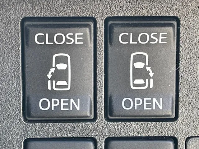 【両側パワースライドドア】ワンタッチでドアが開くため、乗り降りもスムーズです♪ ダイハツ ウェイク