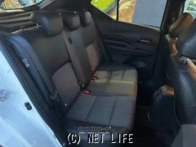 大人でも充分くつろげる広い室内空間となっている。 日産 キックス
