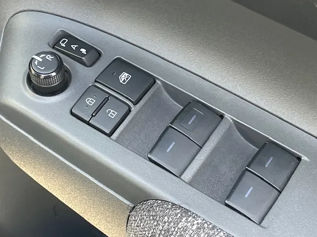 自社整備工場・板金工場を備え、車検から事故の修理まで対応致します。 トヨタ シエンタ