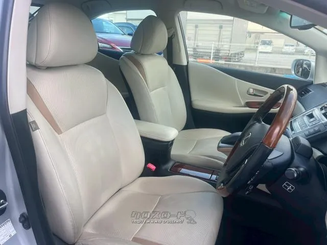 スマートフォンなどの携帯端末を収納できる小物入れを追加し、利便性が向上した。 レクサス HS