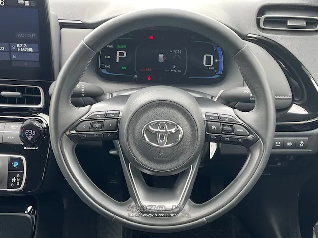 【ステアリングスイッチ】がついている為、走行中のオーディオ操作可能です♪ トヨタ アクア