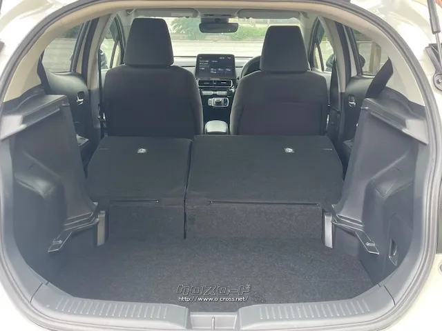 後部座席を倒すと更に広いスペースがうまれます。 トヨタ アクア