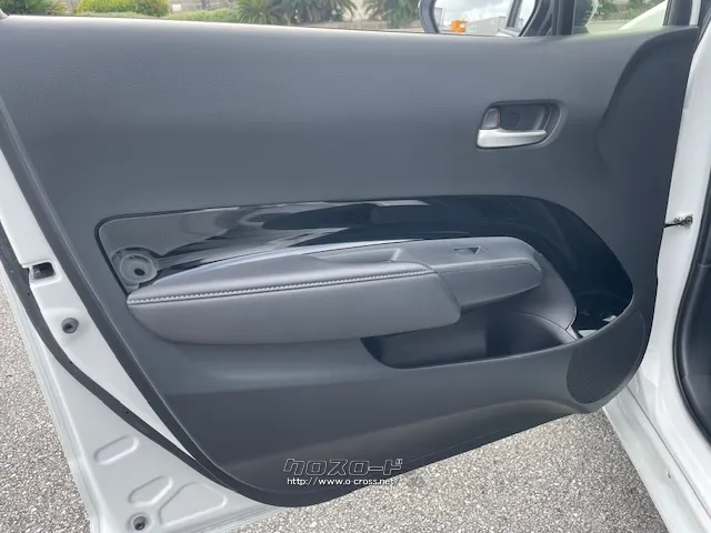 自社整備工場・板金工場を備え、車検から事故の修理まで対応致します。 トヨタ アクア