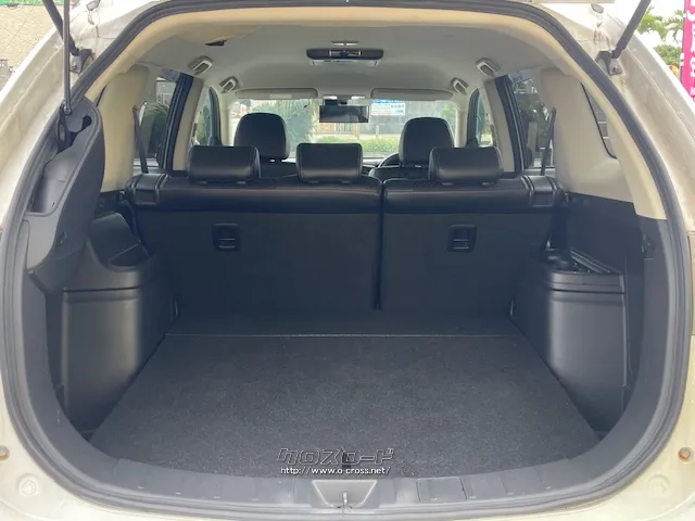 使い勝手のいい荷室スペース 三菱 アウトランダーPHEV