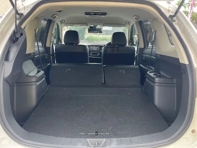 後席シートを倒すと大きな荷物も詰め込めます。 三菱 アウトランダーPHEV