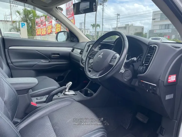 運転席からの視界も広く女性の方でも運転しやすい設計に。 三菱 アウトランダーPHEV