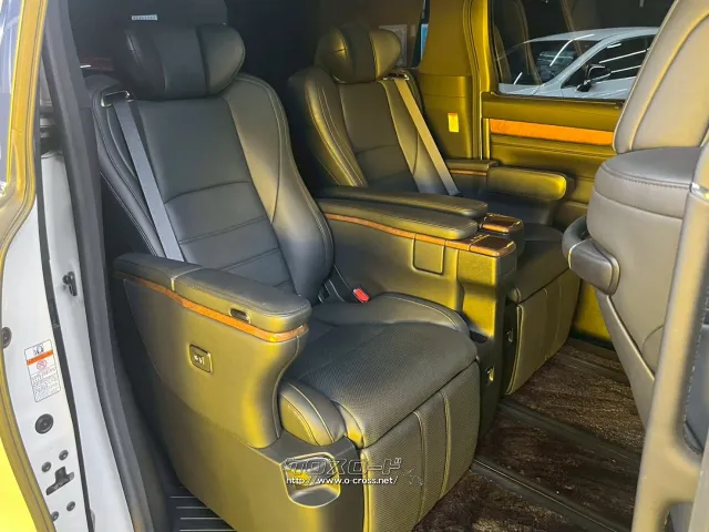 2列目シートは「エグゼクティブラウンジシート」と呼ばれる豪華な独立シートです。 トヨタ ヴェルファイア